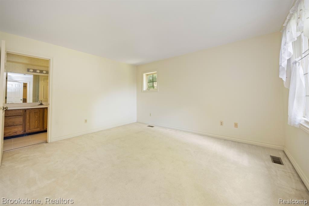 4237 WOODLANDS Lane, Orchard Lake Village, MI 48323 — Photo 33