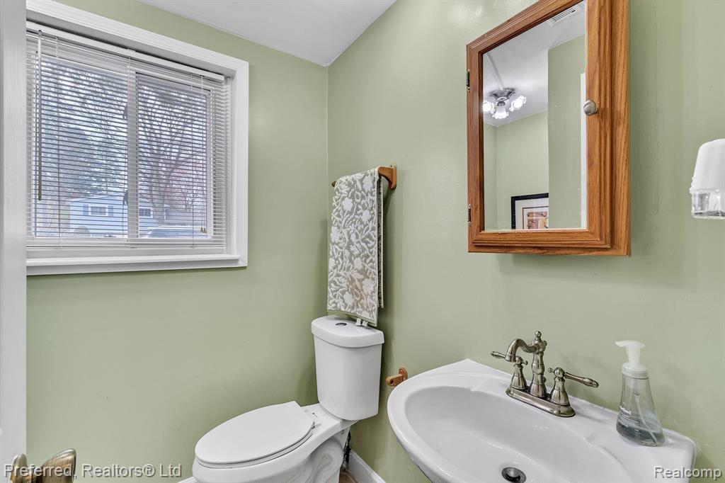 8680 WAR BONNET Drive, Commerce Twp, MI 48382 — Photo 24