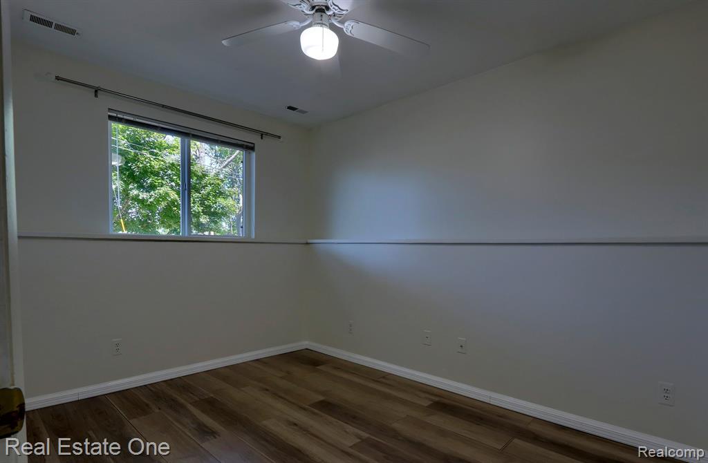 643 DETROIT Avenue, Lake Orion, MI 48362 — Photo 15