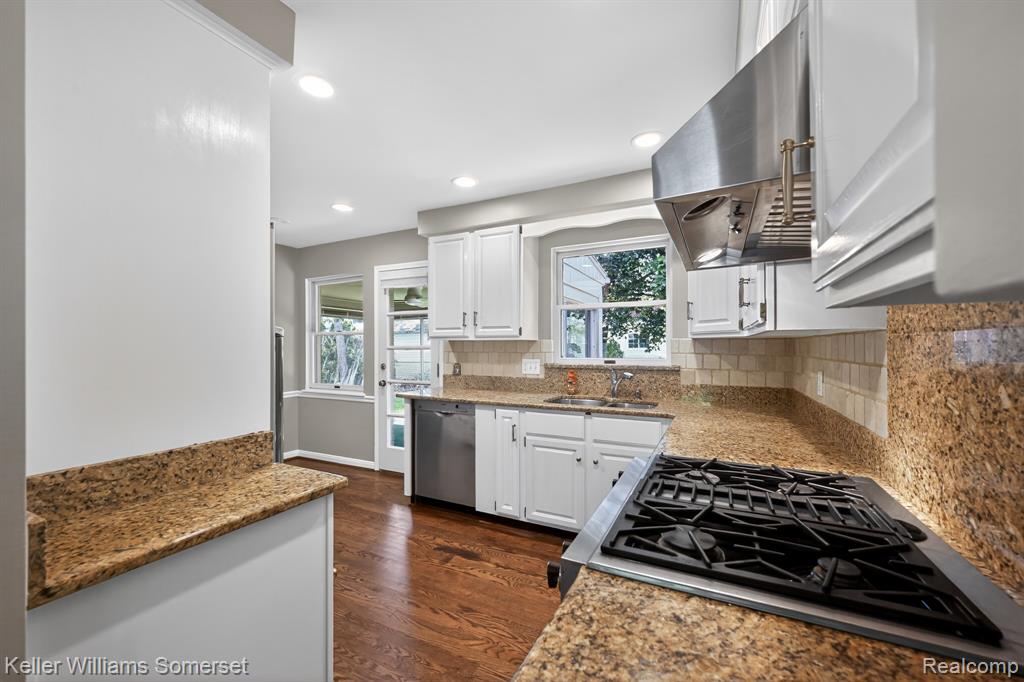1681 Oxford Road, Grosse Pointe Woods, MI 48236 — Photo 7