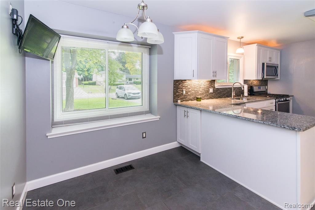 6845 Tamerlane Drive, West Bloomfield, MI — Photo 20