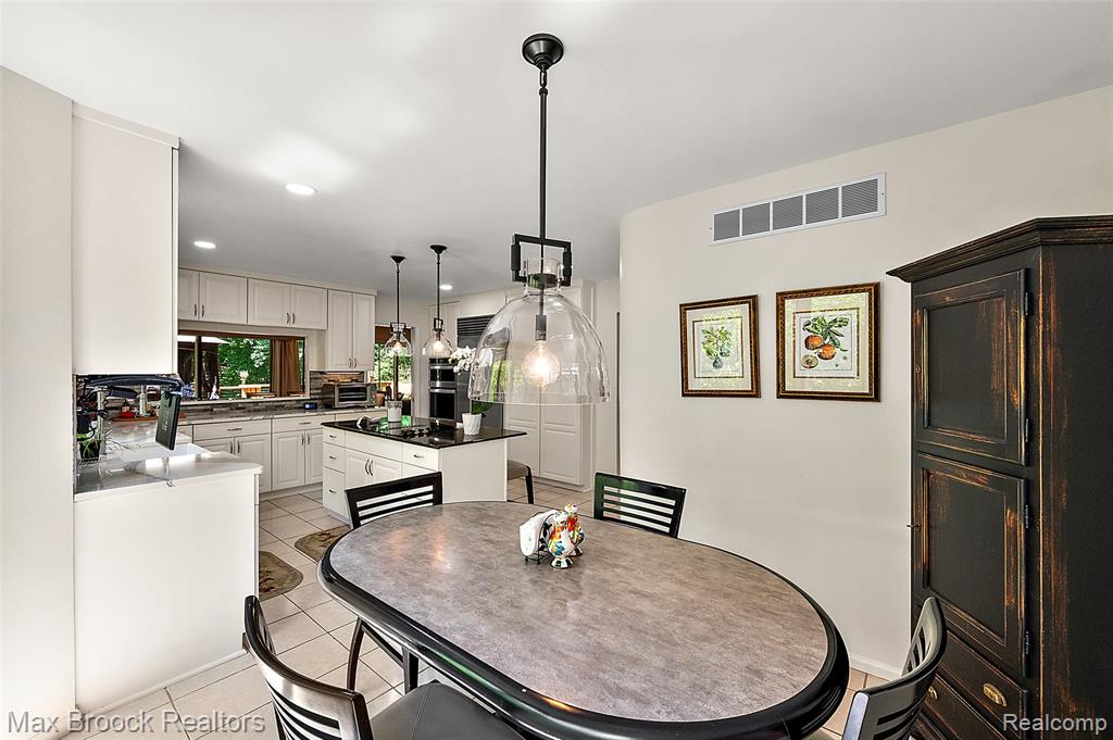 4872 Cliffside Drive, West Bloomfield, MI 48323 — Photo 13