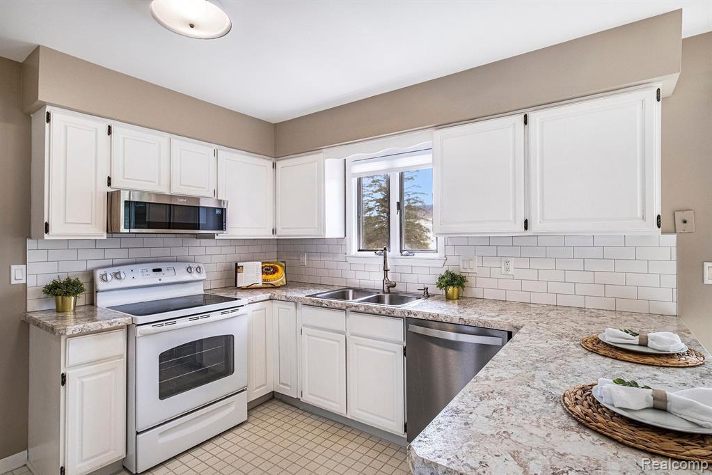 6040 E HILL Road, Grand Blanc, MI 48439 — Photo 8