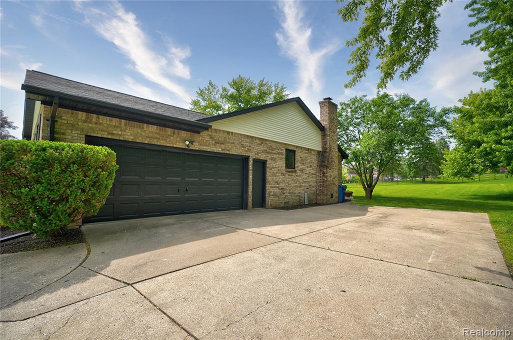 507 Charing Cross Drive, Grand Blanc, MI 48439 — Photo 13