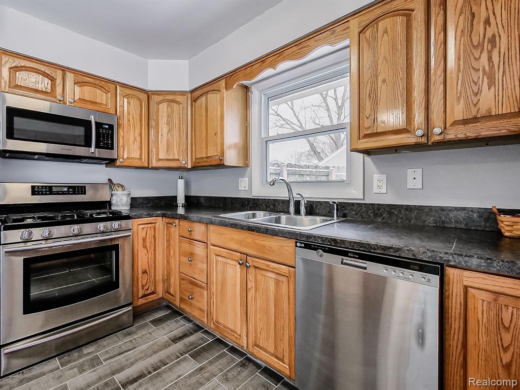 4610 BUTLER Drive, Troy, MI 48085 — Photo 6