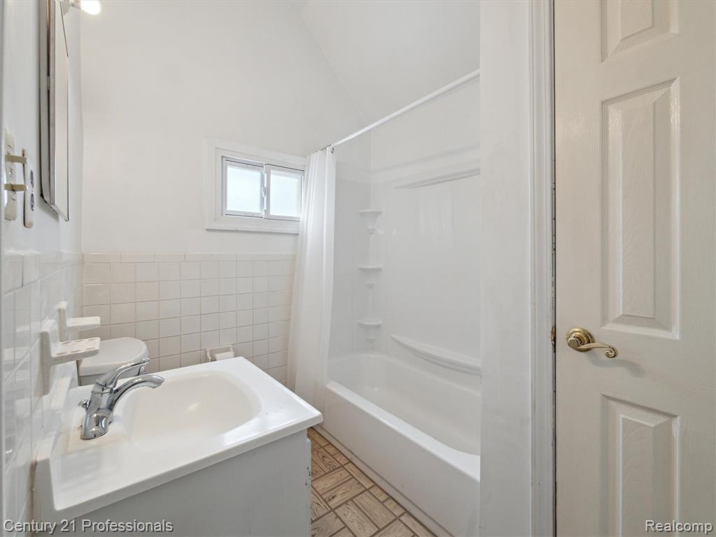 21120 Halsted Road, Farmington Hills, MI 48167 — Photo 47