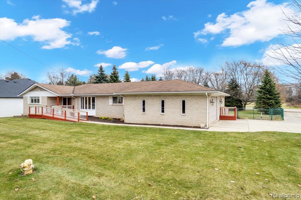 44680 Elizabeth Road, Clinton Twp, MI 48036 — Photo 3