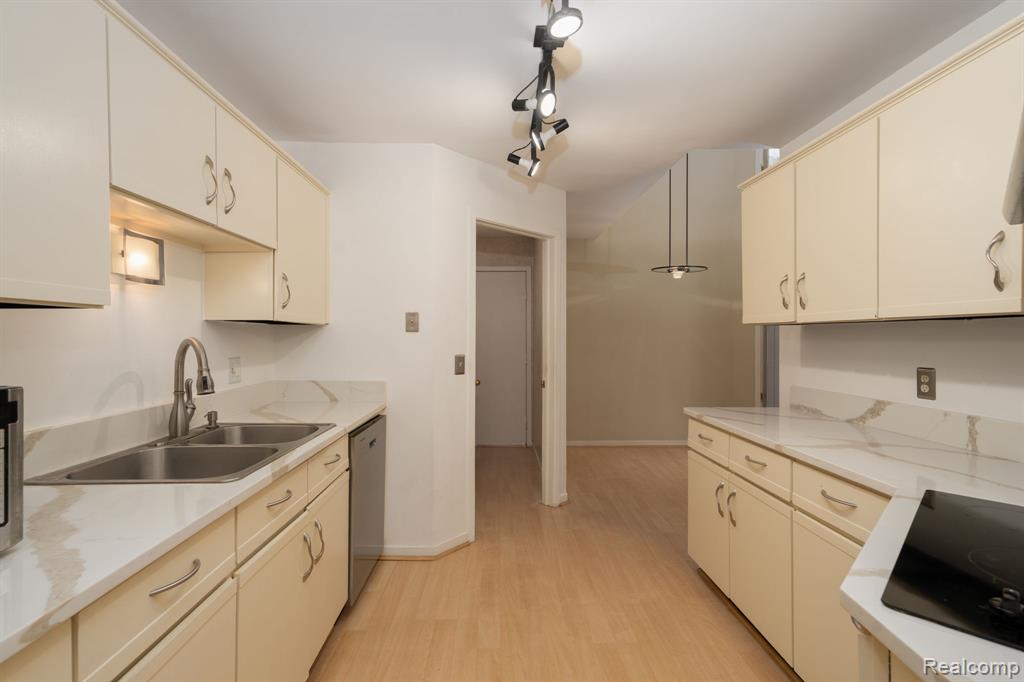 4343 Foxpointe Drive, West Bloomfield, MI 48323 — Photo 17
