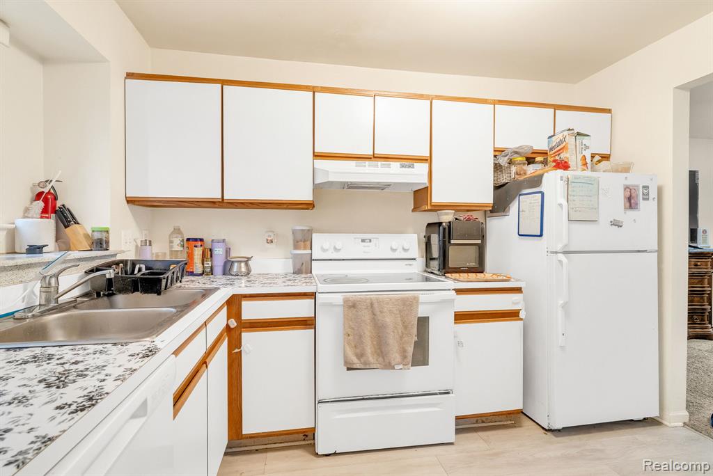 42764 Lilley Pointe Drive, Canton, MI 48187 — Photo 16
