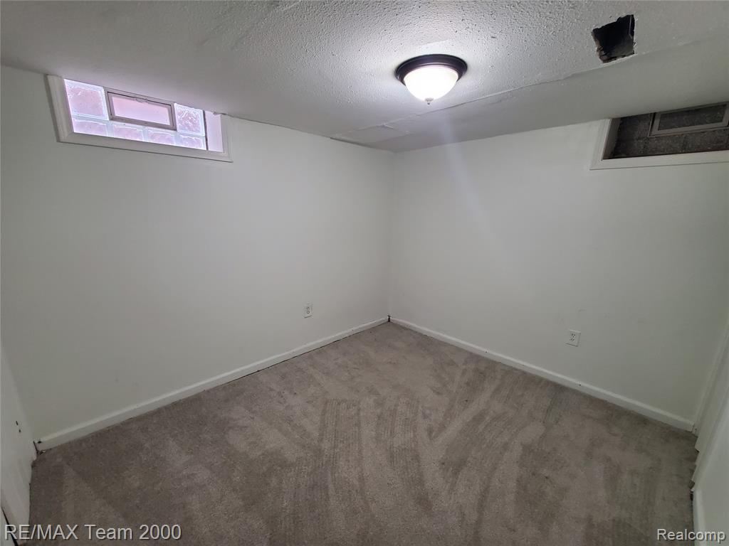 6985 N VERNON Street, Dearborn Heights, MI 48127 — Photo 22