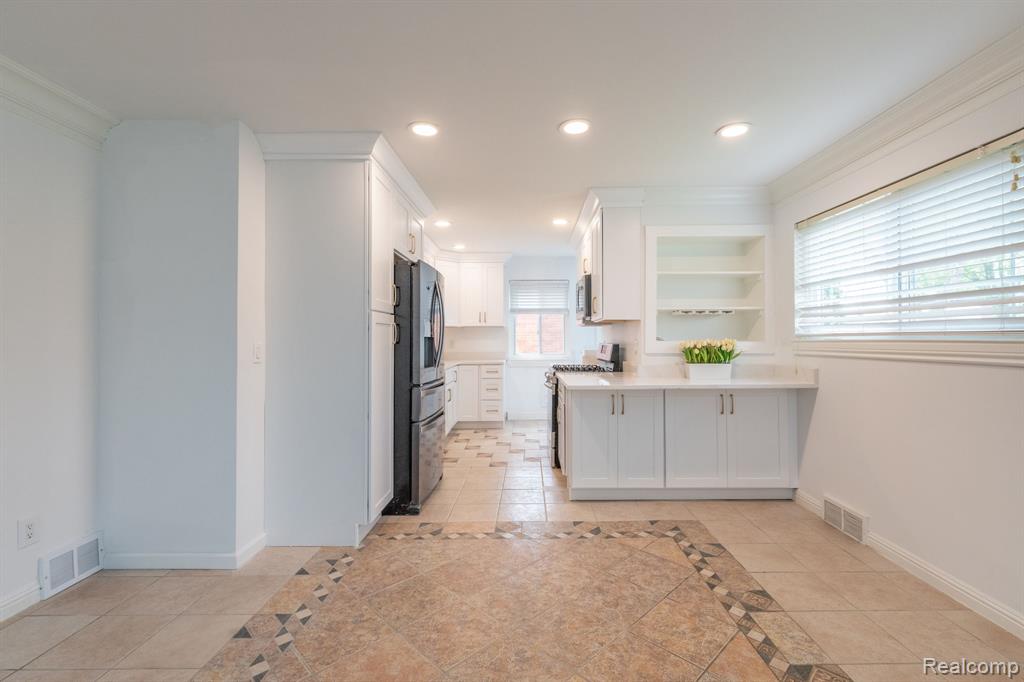 28419 Park Court, Madison Heights, MI 48071 — Photo 5
