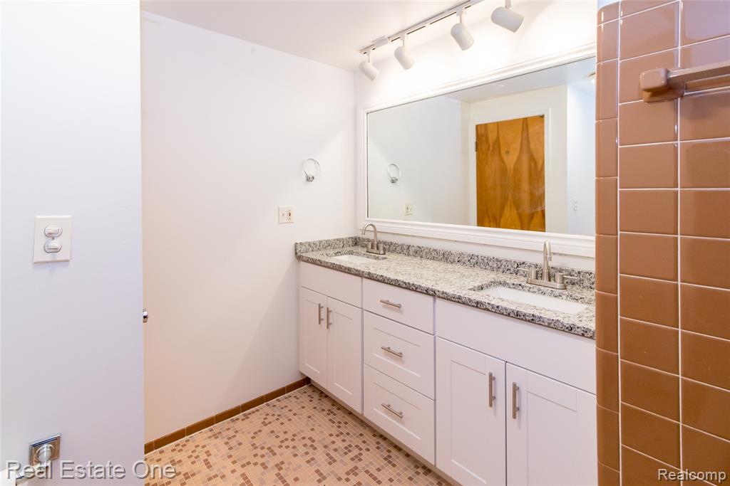 6845 Tamerlane Drive, West Bloomfield, MI — Photo 39