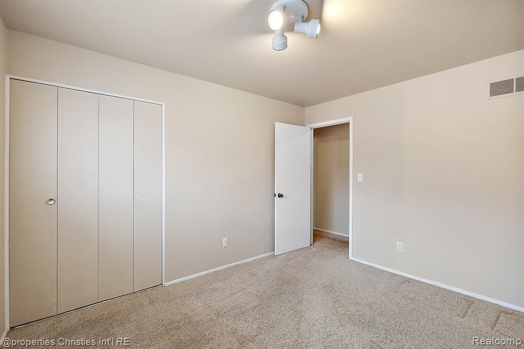 636 E FOX HILLS Drive, Bloomfield Hills, MI 48304 — Photo 25