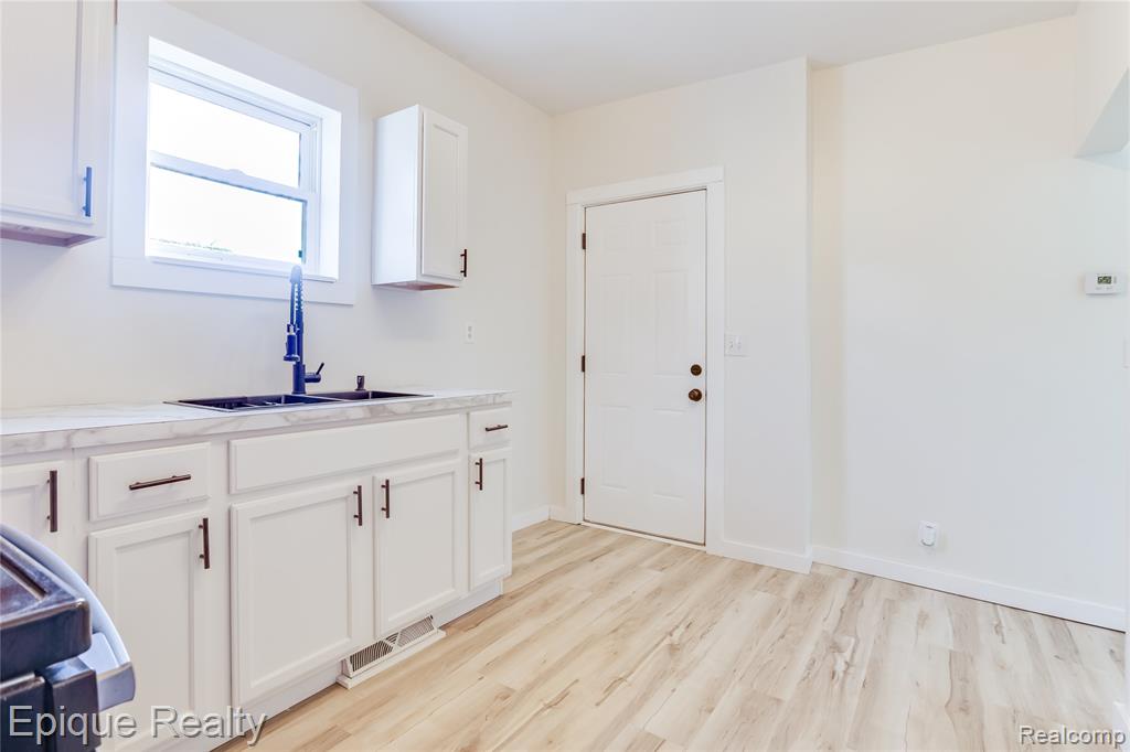 711 Stanton Street, Port Huron, MI 48060 — Photo 9