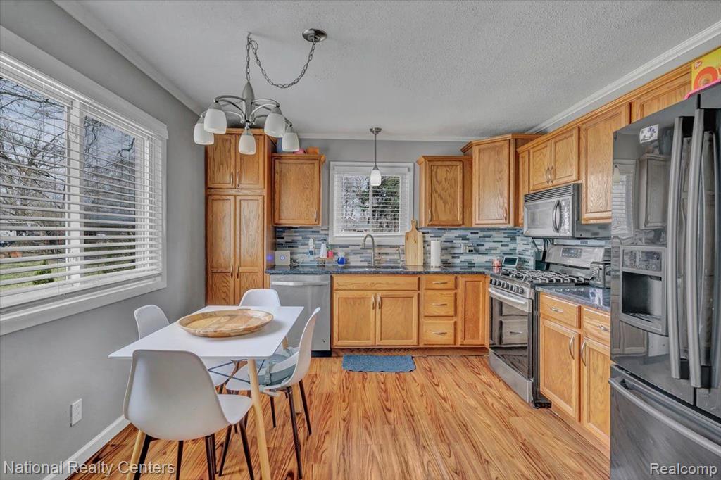 6823 SALINE Drive, Waterford, MI 48329 — Photo 6