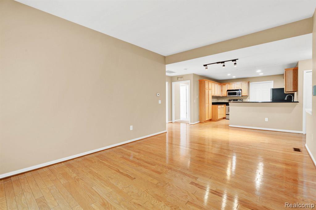 5379 Twin Oaks Drive, Sterling Heights, MI 48314 — Photo 14