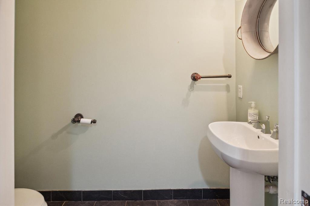 200 RIVER PLACE Drive, 14, Detroit, MI 48207 — Photo 25