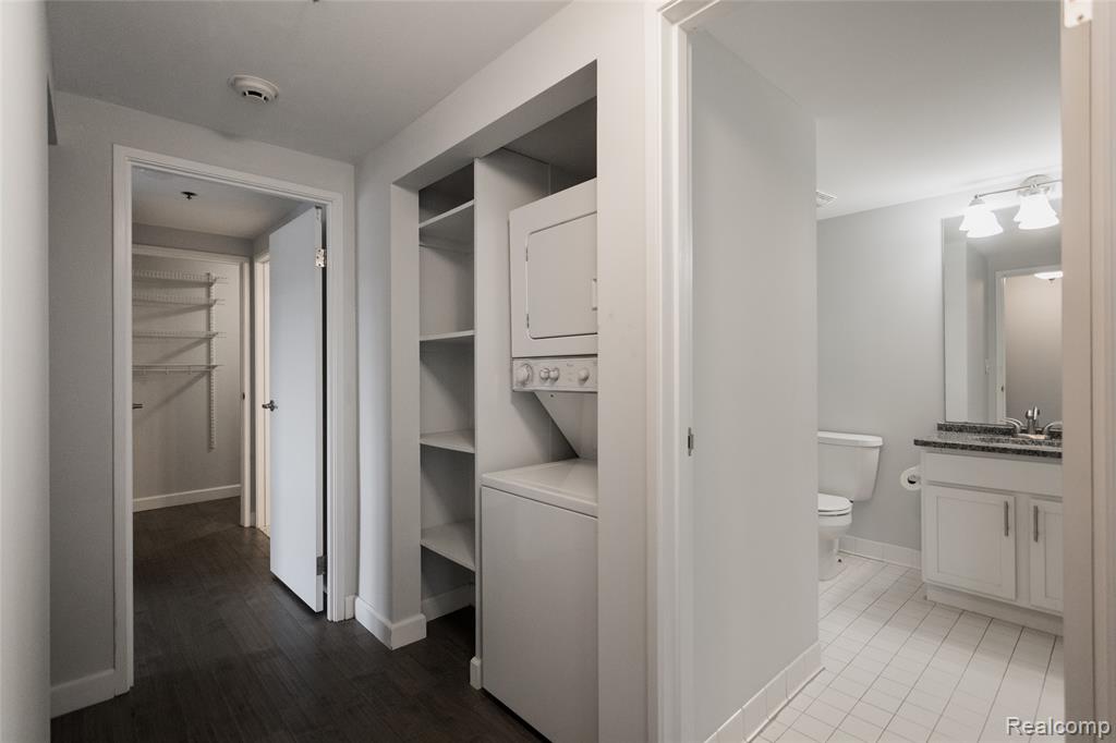 250 E Harbortown Drive, 508, Detroit, MI 48207 — Photo 22