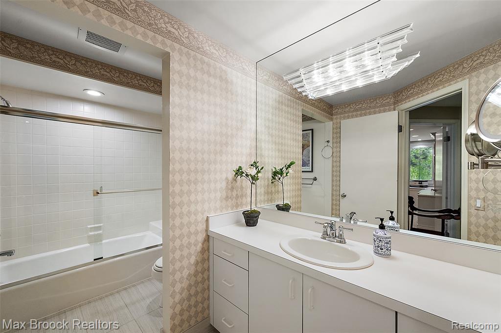 4872 Cliffside Drive, West Bloomfield, MI 48323 — Photo 24