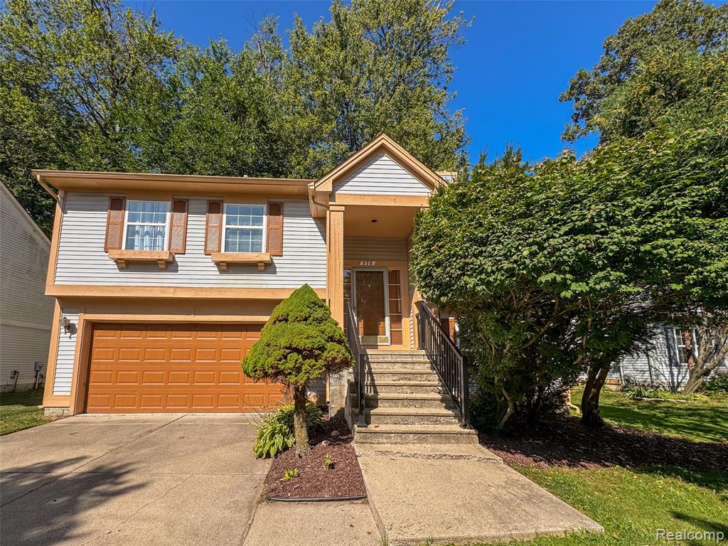 870 Huntclub Boulevard, Auburn Hills, MI 48326 — front exterior