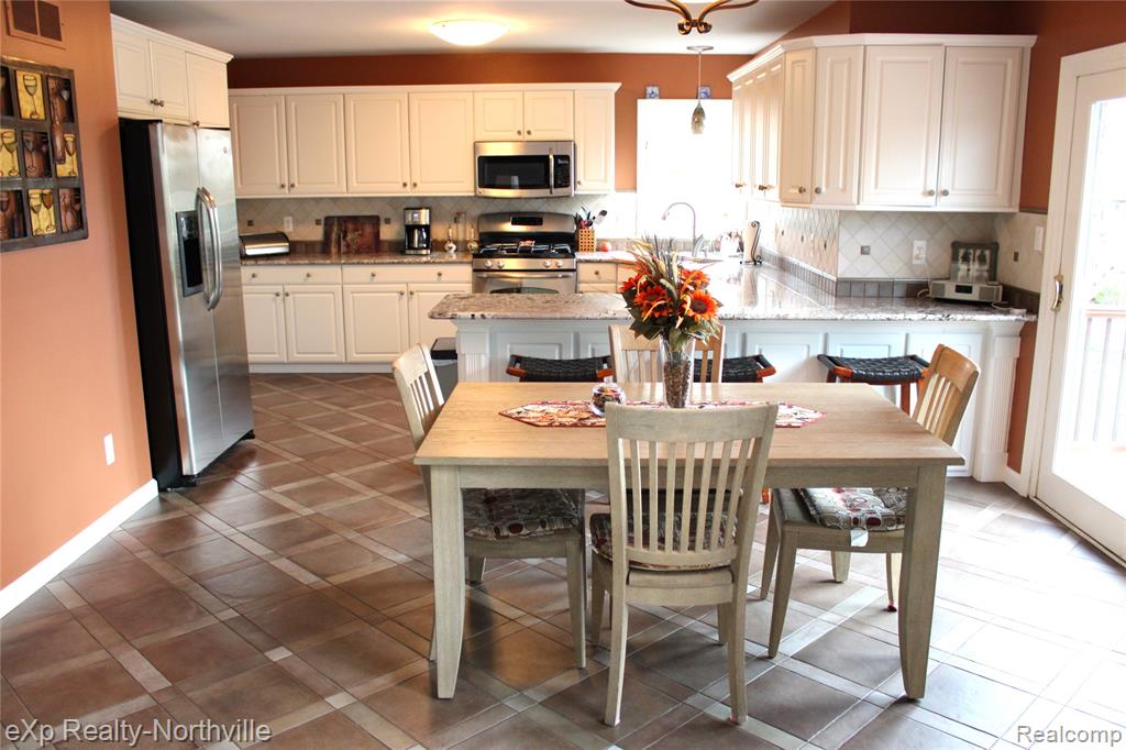 47671 Stratford Drive, Canton, MI 48187 — Photo 9