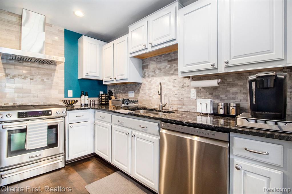 16870 FARMINGTON Road, Livonia, MI 48154 — Photo 11