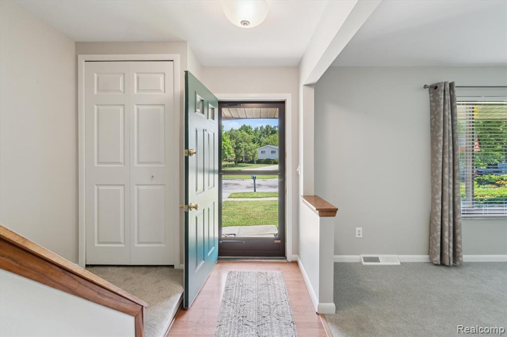 6169 Barker Circle, Waterford, MI 48329 — Photo 4