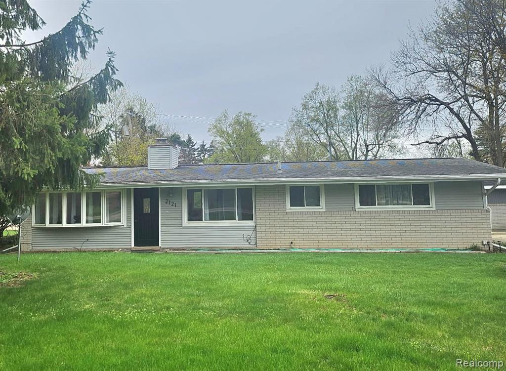 2121 S Commerce Road, Wolverine Lake, MI 48390 — front exterior