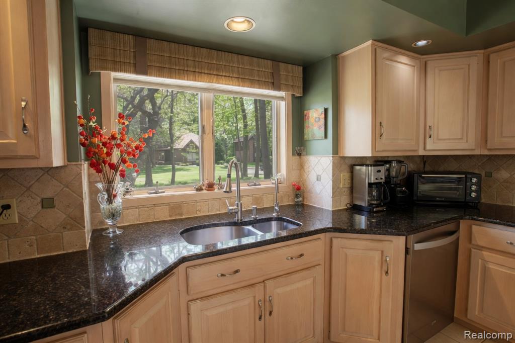 1305 Kings Pointe Road, Grand Blanc, MI 48439 — Photo 51
