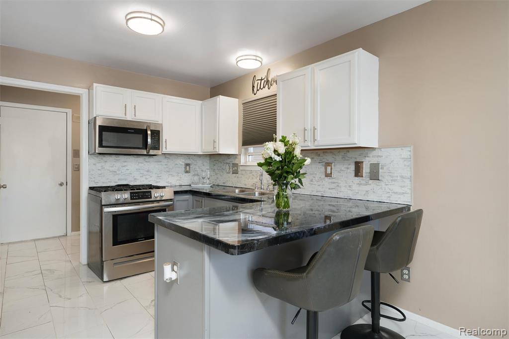 6235 Crystal Lake Drive, Romulus, MI 48174 — Photo 11