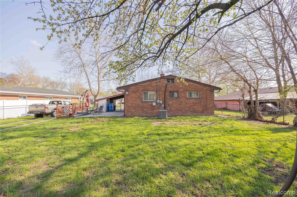 23300 N Brookside Drive, Dearborn Heights, MI 48125 — Photo 23