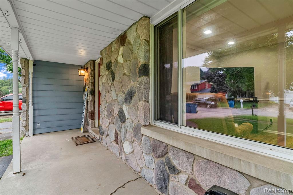 310 AIRPORT Drive, Holly, MI 48442 — Photo 5