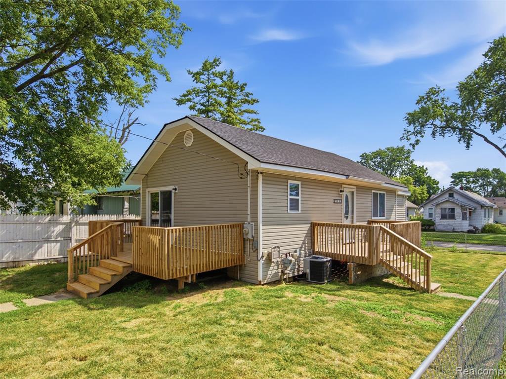 84 W End Avenue, Waterford, MI 48328 — Photo 2