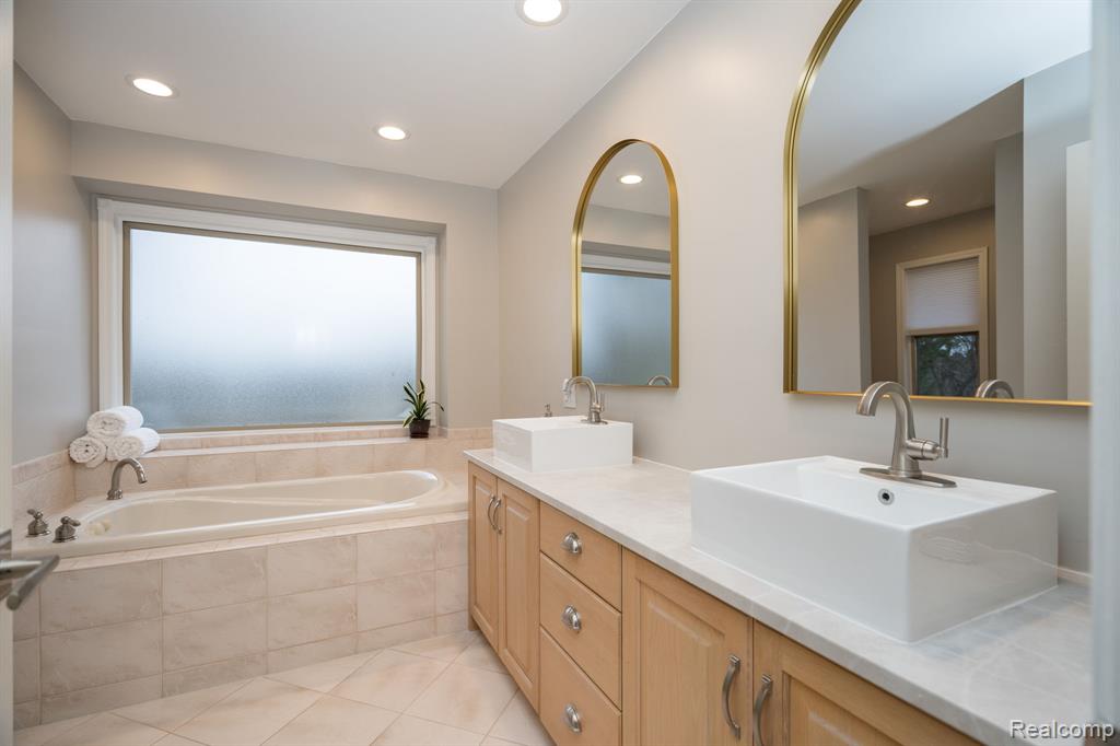 6751 Berry Pointe Drive, Clarkston, MI 48348 — Photo 33
