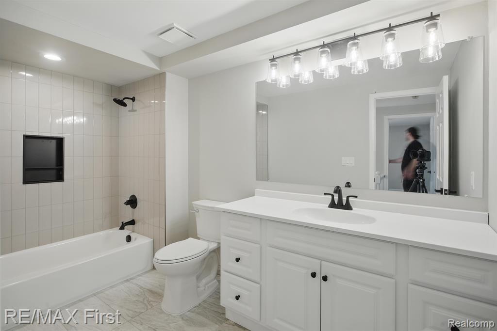 6620 RED CEDAR Lane, West Bloomfield, MI 48324 — Photo 35