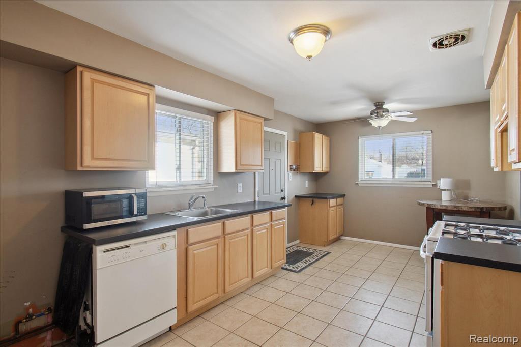 6491 N WAVERLY Street, Dearborn Heights, MI 48127 — Photo 13