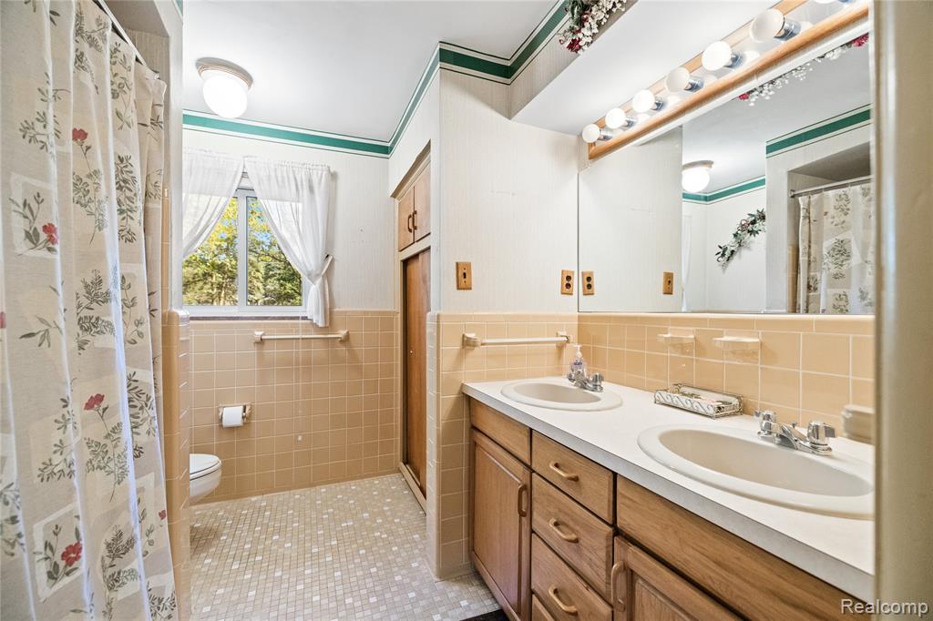 7250 Ten Hill Road, West Bloomfield, MI — Photo 24