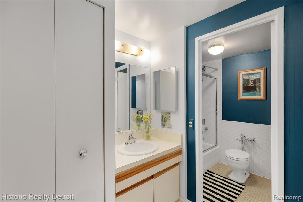 1300 E LAFAYETTE Street, 2408, Detroit, MI 48207 — Photo 8