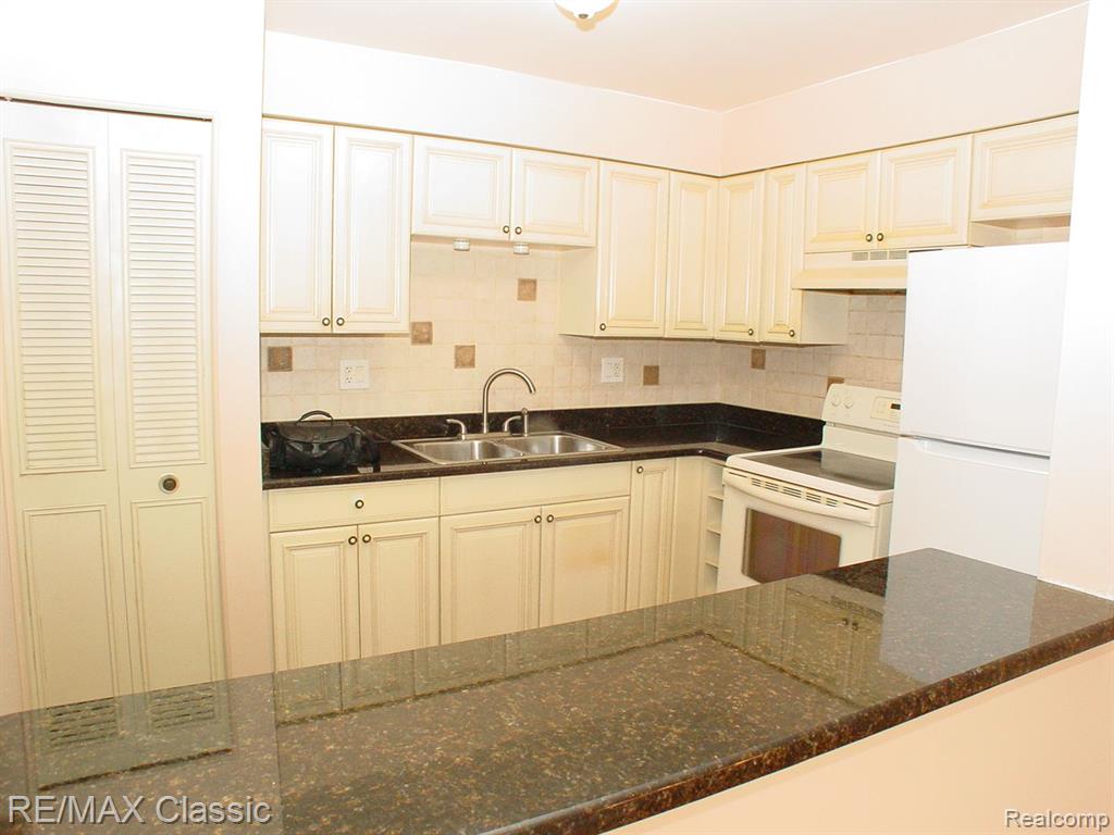 7572 WOODVIEW ST, 1, Westland, MI — Photo 9