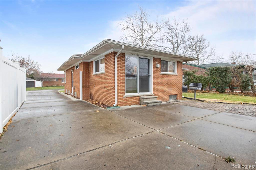 6109 KINLOCH Street, Dearborn Heights, MI 48127 — Photo 33