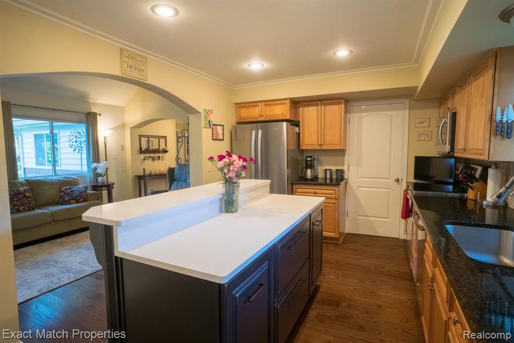 6735 BUCKLAND Avenue, West Bloomfield, MI 48324 — Photo 27
