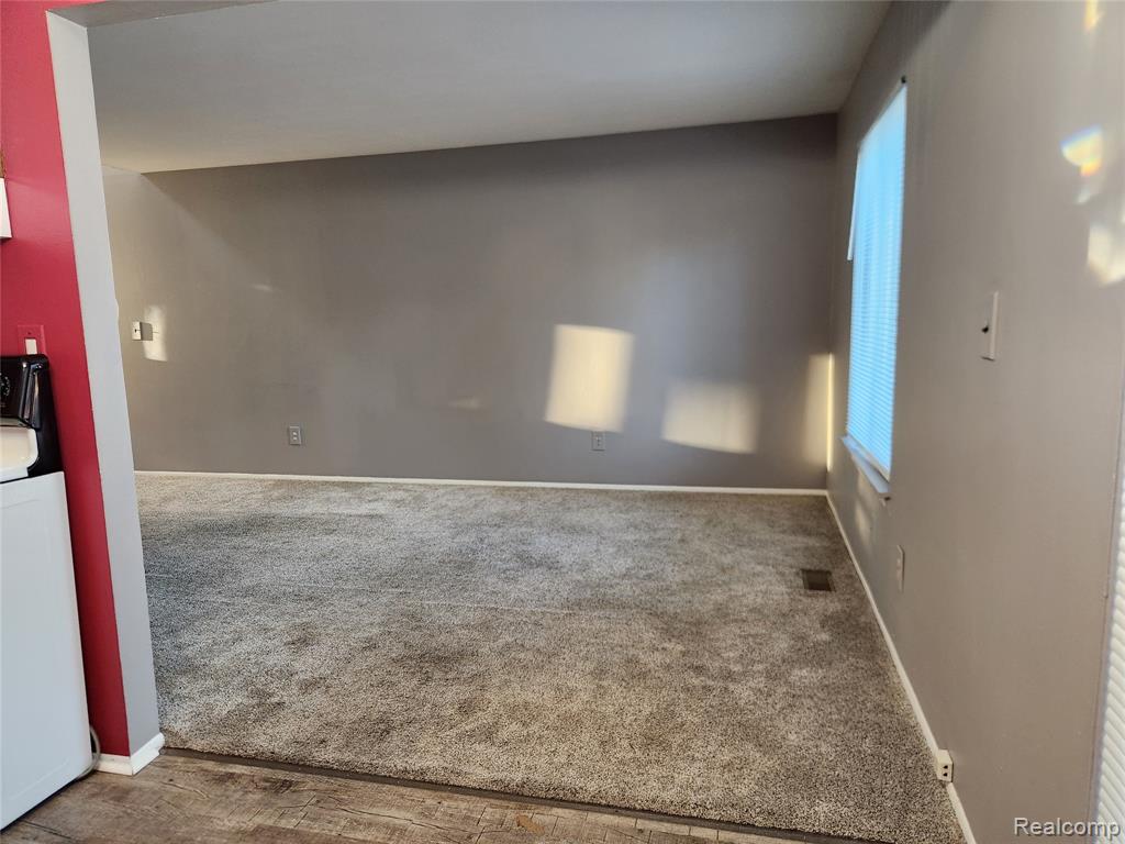 8665 Sterling, Center Line, MI 48015 — Photo 7