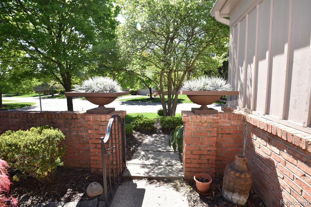 37738 AMBER Drive, Farmington Hills, MI 48331 — Photo 36