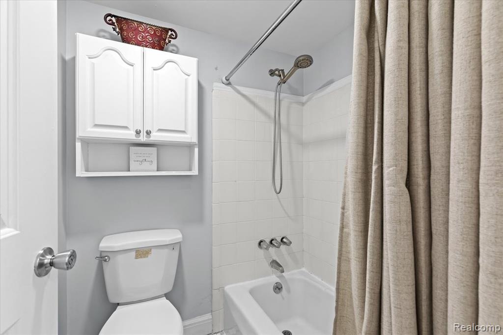 1611 Cass Lake Road, D, Keego Harbor, MI 48320 — Photo 12