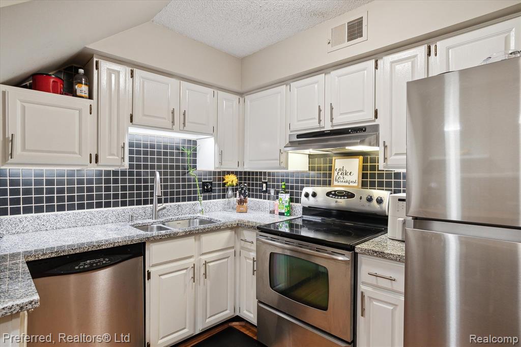 262 PINEWOOD Drive, Plymouth, MI 48170 — Photo 19
