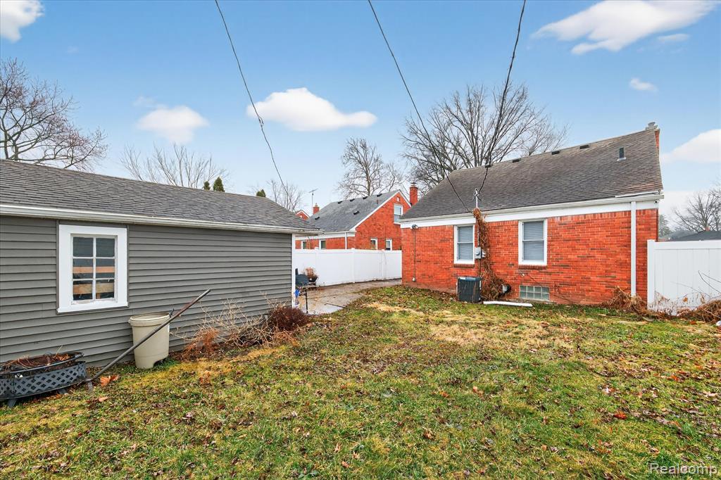 21211 Newcastle Road, Harper Woods, MI 48225 — Photo 36