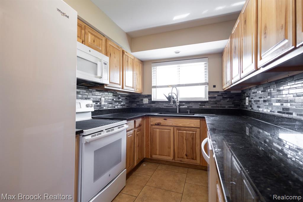 4829 WOLGAST Drive, Warren, MI 48092 — Photo 16