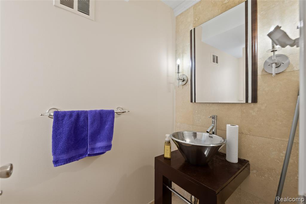 676 Sheffield Road, Auburn Hills, MI 48326 — Photo 14