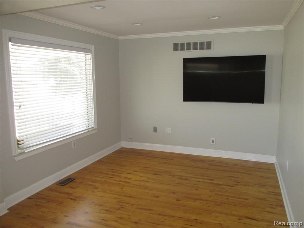 984 E Mahan Avenue, Hazel Park, MI 48030 — Photo 5