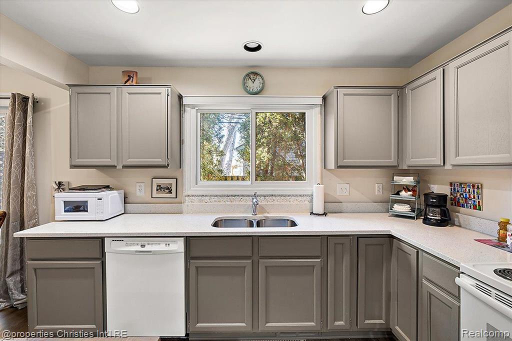 67 Maplegrove Drive, Clawson, MI — Photo 9